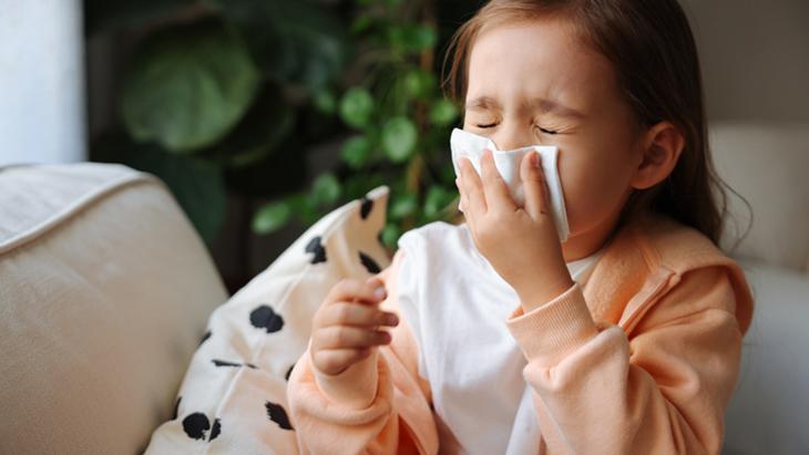 Hapşırıkla bulaşan tehlike! Kışın çocukları enfeksiyonlardan nasıl koruruz? 1 Hapşırıkla bulaşan tehlike! Kışın çocukları enfeksiyonlardan nasıl koruruz?