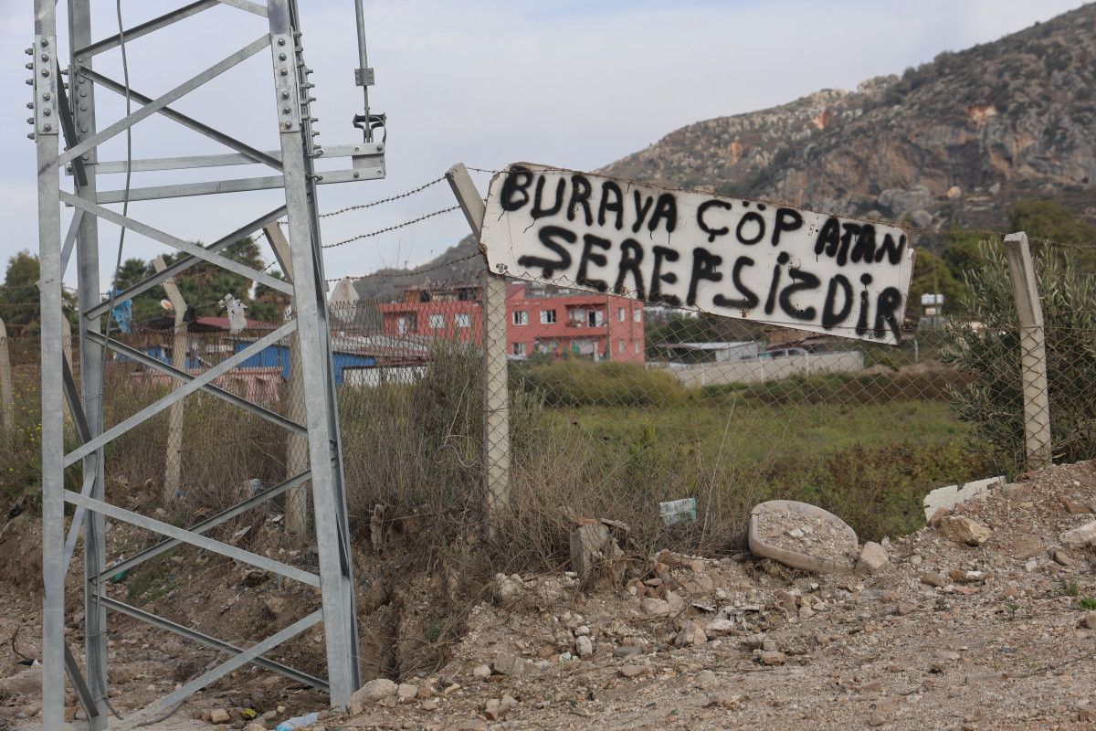 Hatay'da Çöp Atanlara Yaratıcı Yanıt: 'Buraya Çöp Atan Şerefsizdir'
