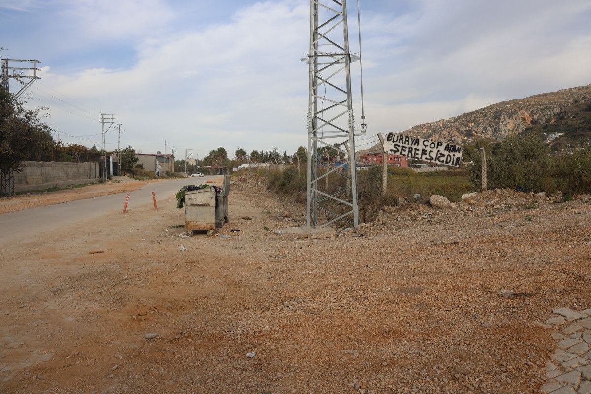 Hatay'da Çöp Atanlara Yaratıcı Yanıt: 'Buraya Çöp Atan Şerefsizdir'