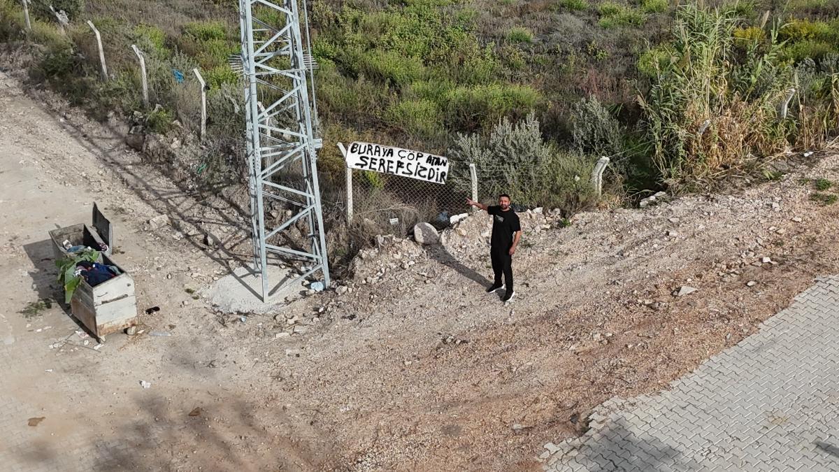 Hatay’da Çöp Atanlara Yaratıcı Yanıt: ‘Buraya Çöp Atan Şerefsizdir’