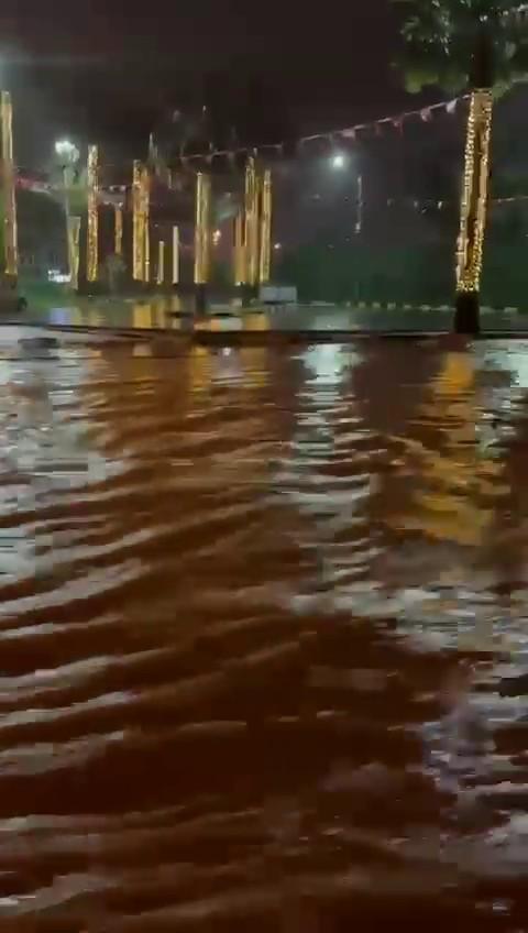 Hatay'ı sağanak vurdu: Cadde ve yollar göle döndü, bazı iş yerlerini su bastı 1 Hatay'ı sağanak vurdu: Cadde ve yollar göle döndü, bazı iş yerlerini su bastı