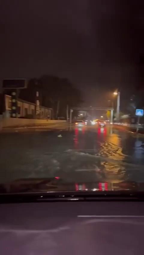 Hatay'ı sağanak vurdu: Cadde ve yollar göle döndü, bazı iş yerlerini su bastı 2 Hatay'ı sağanak vurdu: Cadde ve yollar göle döndü, bazı iş yerlerini su bastı