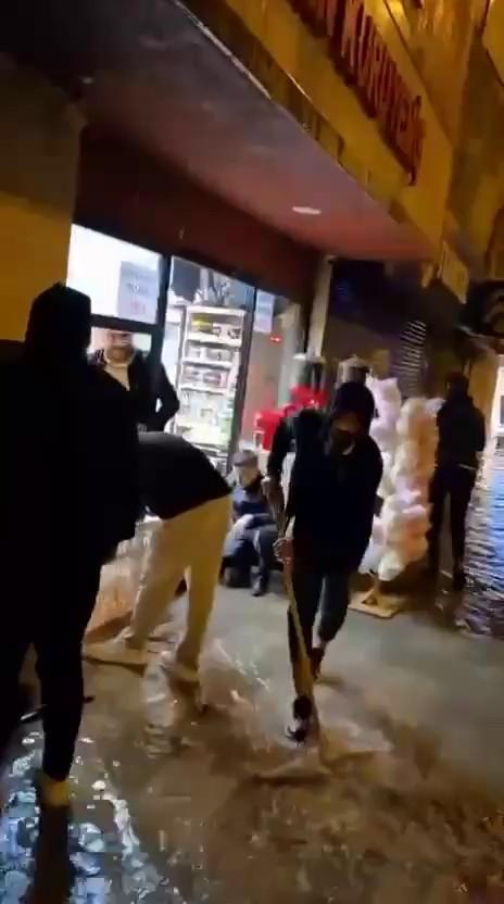 Hatay'ı sağanak vurdu: Cadde ve yollar göle döndü, bazı iş yerlerini su bastı 4 Hatay'ı sağanak vurdu: Cadde ve yollar göle döndü, bazı iş yerlerini su bastı