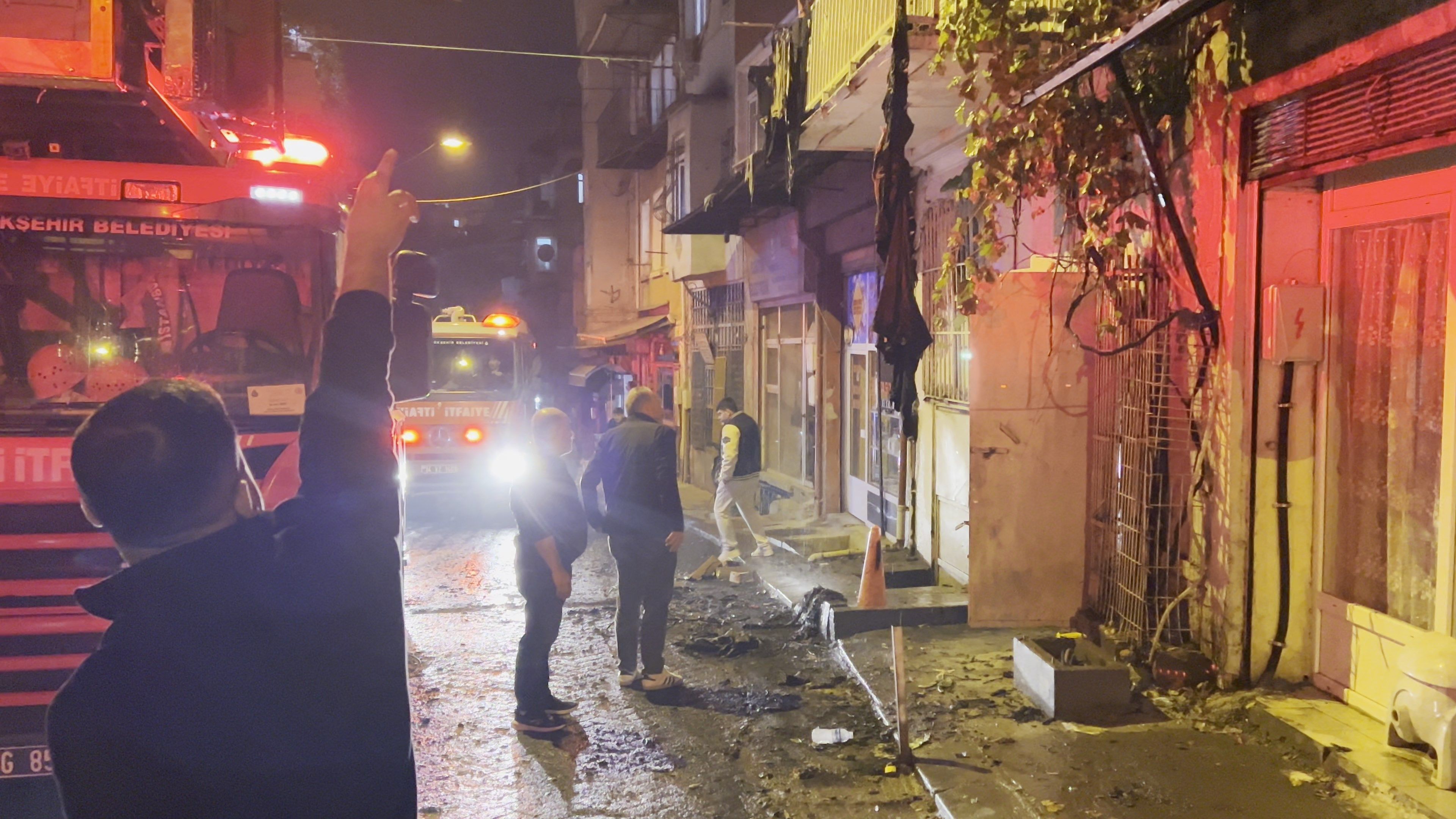 Havai Fişeklerle Renklendirilen Kız İsteme Töreni: Bir Kabusun Dönüşümü ve 9 Kişinin Mahsur Kalması