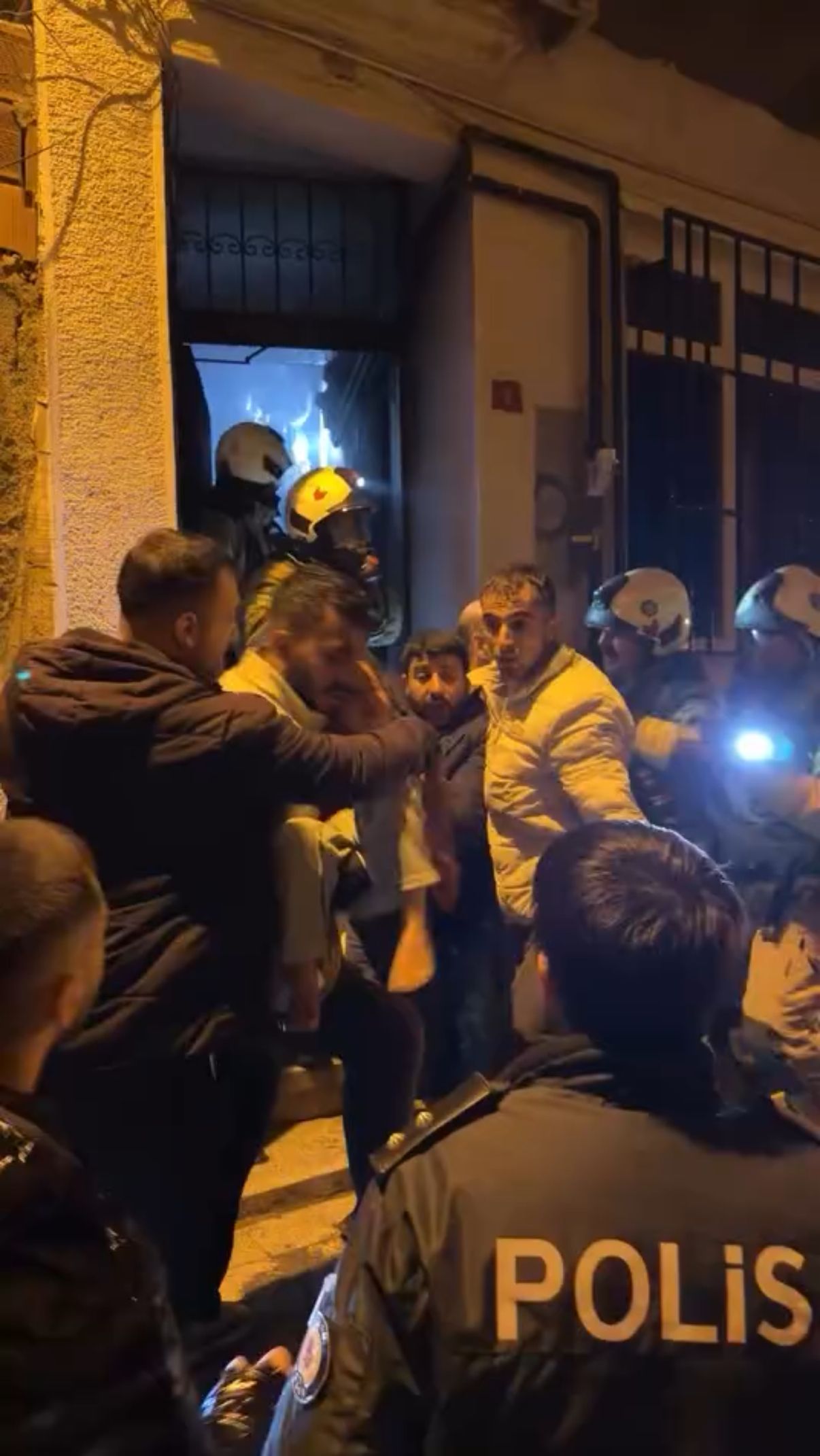 Havai Fişeklerle Renklendirilen Kız İsteme Töreni: Bir Kabusun Dönüşümü ve 9 Kişinin Mahsur Kalması