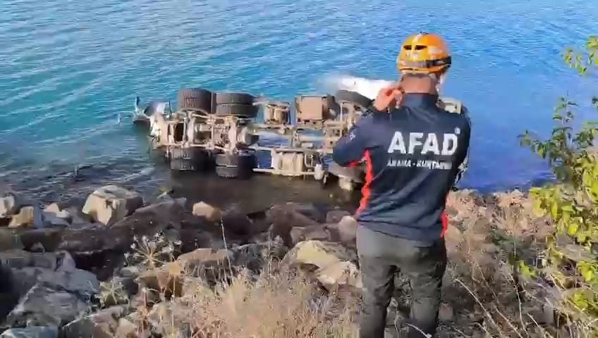 Hazar Gölü'nde Dehşet Anları: Beton Mikserinin Suya Dalışı!