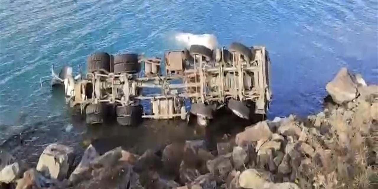 Hazar Gölü’nde Dehşet Anları: Beton Mikserinin Suya Dalışı!