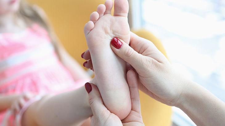 Her 10 çocuktan 7’sinde görülüyor! Bu belirtiler varsa sebebi ‘düztabanlık’ olabilir 1 Her 10 çocuktan 7’sinde görülüyor! Bu belirtiler varsa sebebi ‘düztabanlık’ olabilir