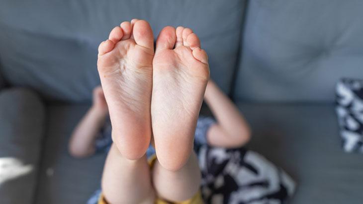 Her 10 çocuktan 7’sinde görülüyor! Bu belirtiler varsa sebebi ‘düztabanlık’ olabilir 6 Her 10 çocuktan 7’sinde görülüyor! Bu belirtiler varsa sebebi ‘düztabanlık’ olabilir