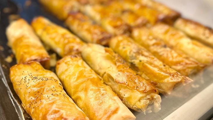 İçi hamur gibiyse harcına bakın! Komşu çatlatan börek tarifi: Sırrı yumurta ve yoğurt
