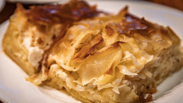 İçi hamur gibiyse harcına bakın! Komşu çatlatan börek tarifi: Sırrı yumurta ve yoğurt