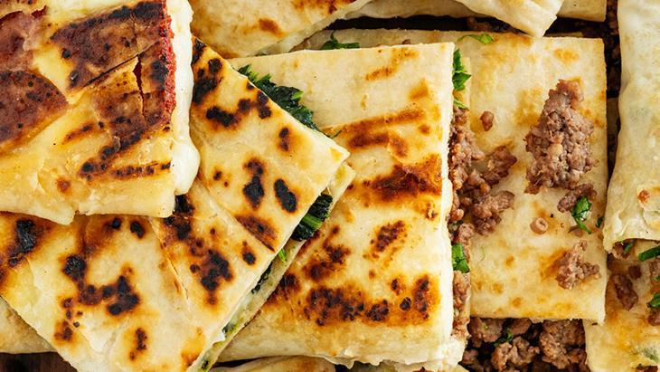 İçi hamur gibiyse harcına bakın! Komşu çatlatan börek tarifi: Sırrı yumurta ve yoğurt