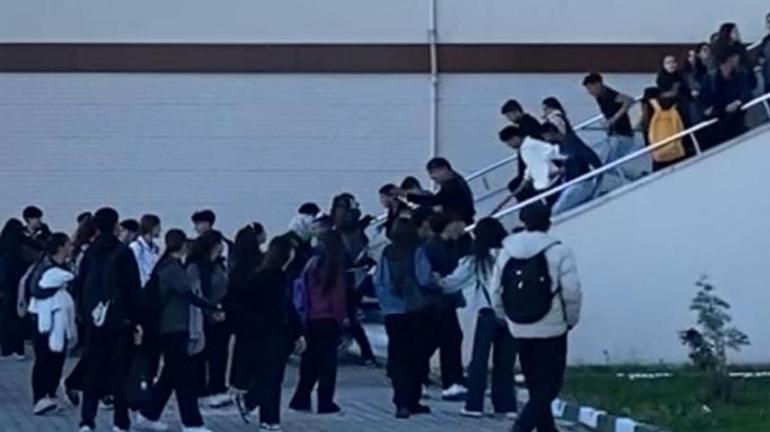 Iğdır'da korku dolu anlar! Ellerinde sopalarla okul bastılar