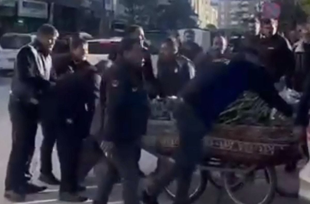 Iğdır'da Seyyar Satıcının Zabıta ile Mücadelesi: O Anlar Kamerada 1 Iğdır'da Seyyar Satıcının Zabıta ile Mücadelesi: O Anlar Kamerada