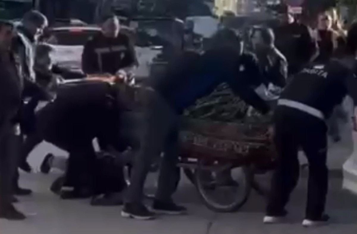 Iğdır'da Seyyar Satıcının Zabıta ile Mücadelesi: O Anlar Kamerada 2 Iğdır'da Seyyar Satıcının Zabıta ile Mücadelesi: O Anlar Kamerada