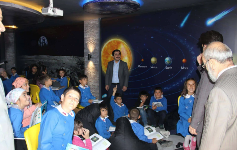 İlçe Milli Eğitim Müdürü'nün Yaşadığı Skandal: AKP'li Belediye Başkanının Uygulaması Hayata Mal Oldu 1 İlçe Milli Eğitim Müdürü'nün Yaşadığı Skandal: AKP'li Belediye Başkanının Uygulaması Hayata Mal Oldu