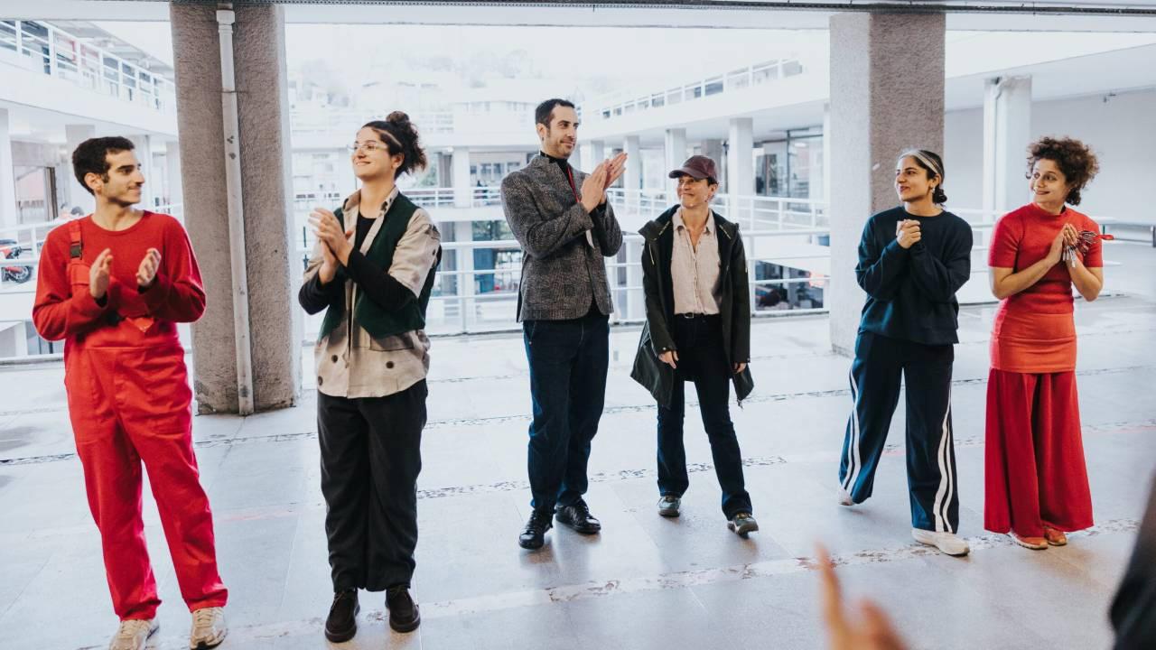 İMÇ’de sahnelenen ‘Açık Mülk’, sizi gerçek ve kurgu ortasında bir gezintiye çıkarıyor: Satılık bir hafıza