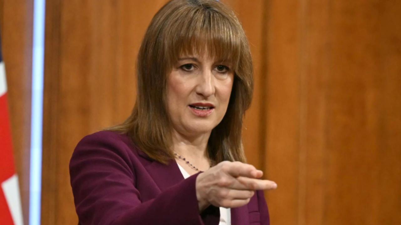 İngilizlerden gelir vergisi isyanı: İstifa etsin