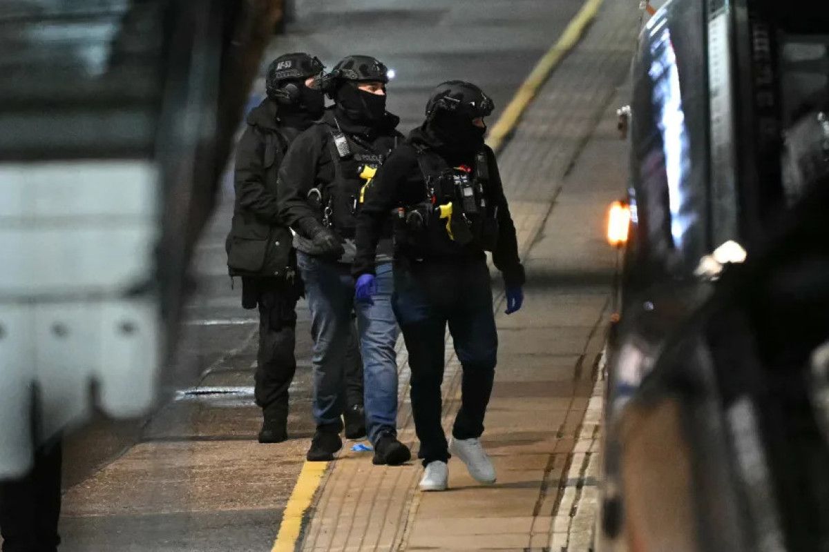 İngiltere'de Trende Bıçaklı Saldırı: İki Şüpheli Yakalandı