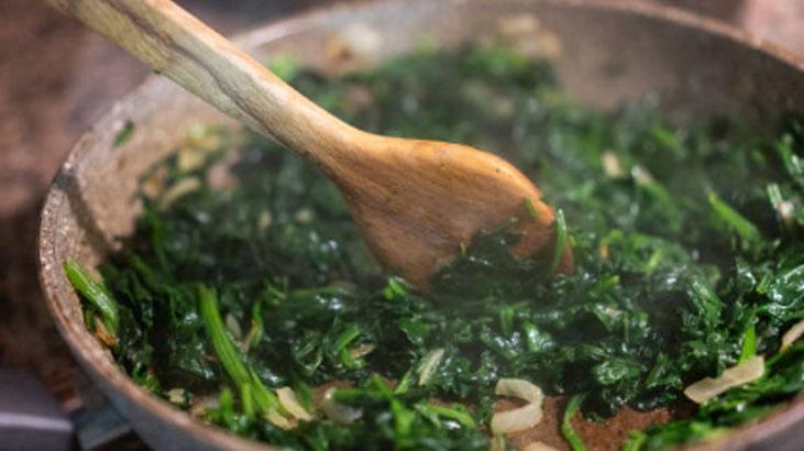 Ispanaktaki kum ve çamuru yok eden şaşırtıcı sır! Sadece 1 kaşık yetiyor