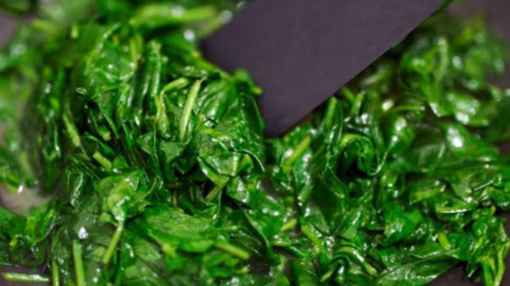 Ispanaktaki kum ve çamuru yok eden şaşırtıcı sır! Sadece 1 kaşık yetiyor