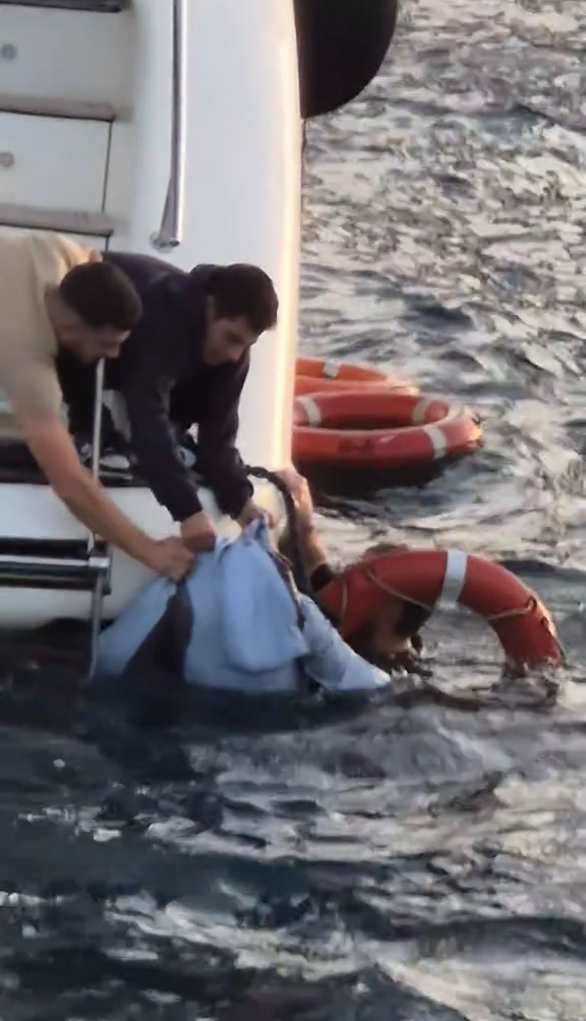 İstanbul Boğazı'nda Kahramanlık: Denize Düşen Kadını Kendi Canı Pahasına Kurtardı!