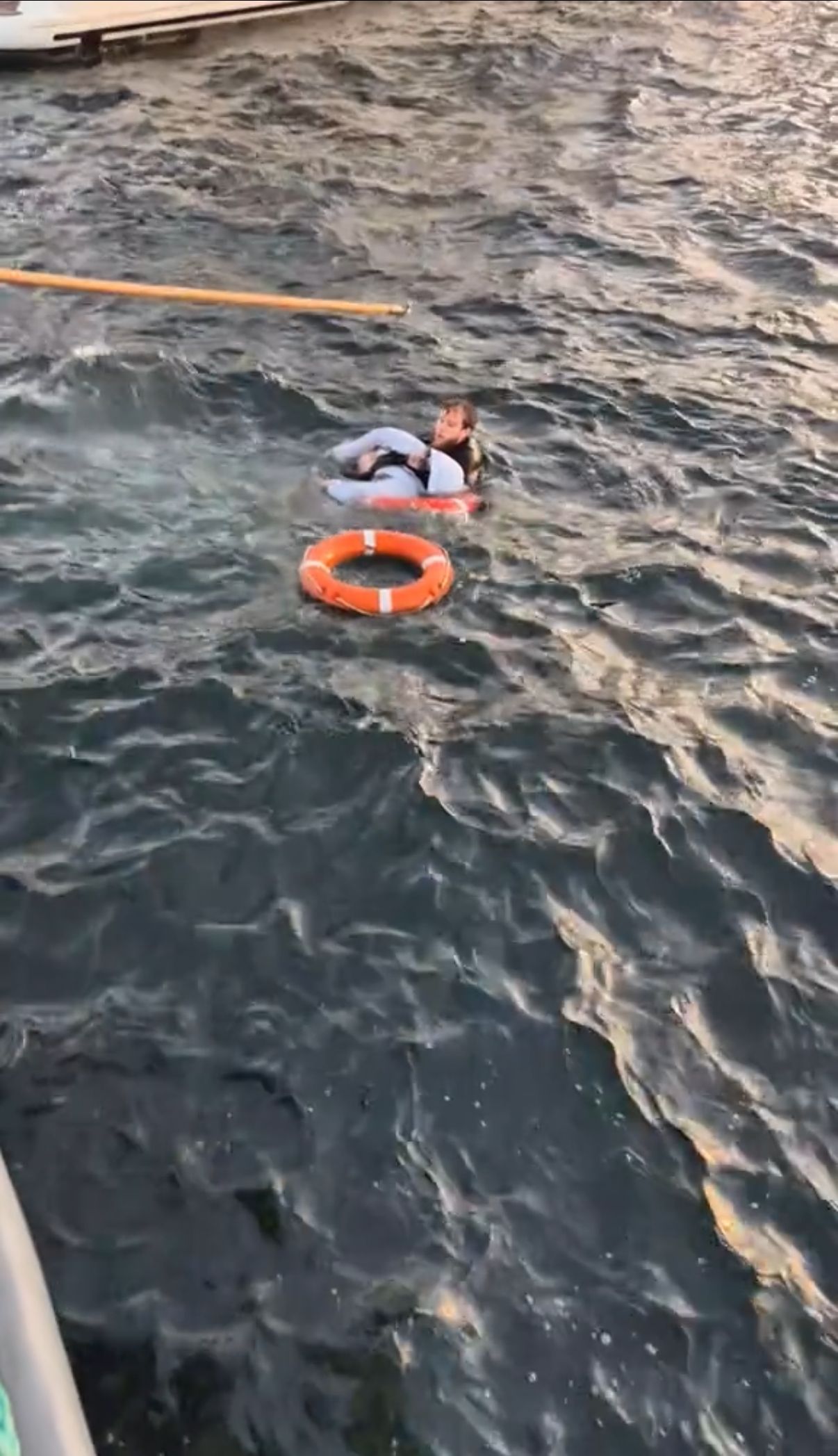 İstanbul Boğazı'nda Kahramanlık: Denize Düşen Kadını Kendi Canı Pahasına Kurtardı!