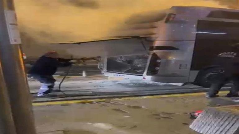 İstanbul Edirnekapı'da metrobüsün motor kısmında yangın çıktı 1 İstanbul Edirnekapı'da metrobüsün motor kısmında yangın çıktı