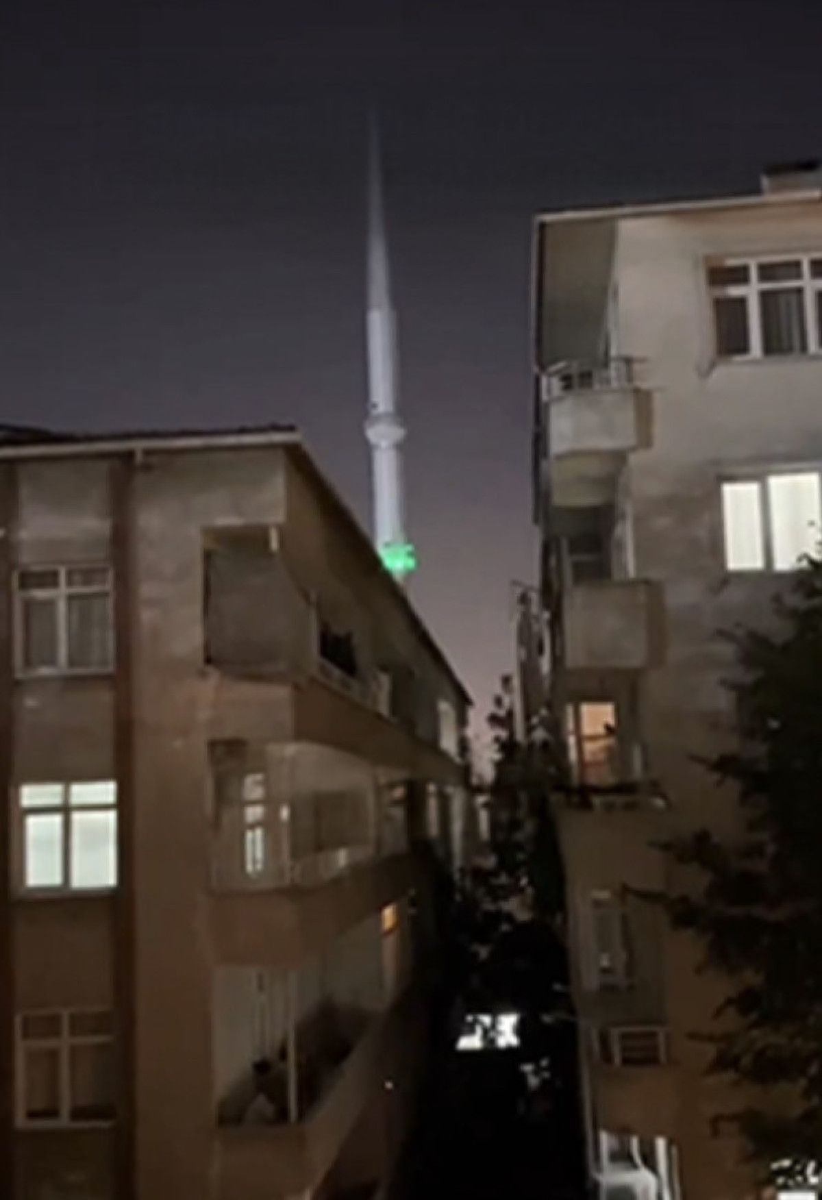 İstanbul'da Cami Hoparlöründen İzmir Marşı: Bir Mirasın Yansımaları 1 İstanbul'da Cami Hoparlöründen İzmir Marşı: Bir Mirasın Yansımaları