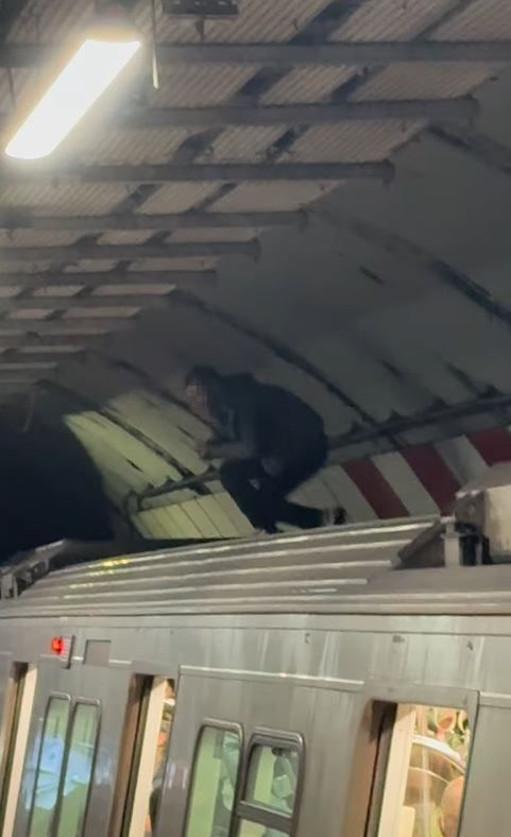 İstanbul'da ilginç olay! Yolcu metronun üstüne çıktı 1 İstanbul'da ilginç olay! Yolcu metronun üstüne çıktı