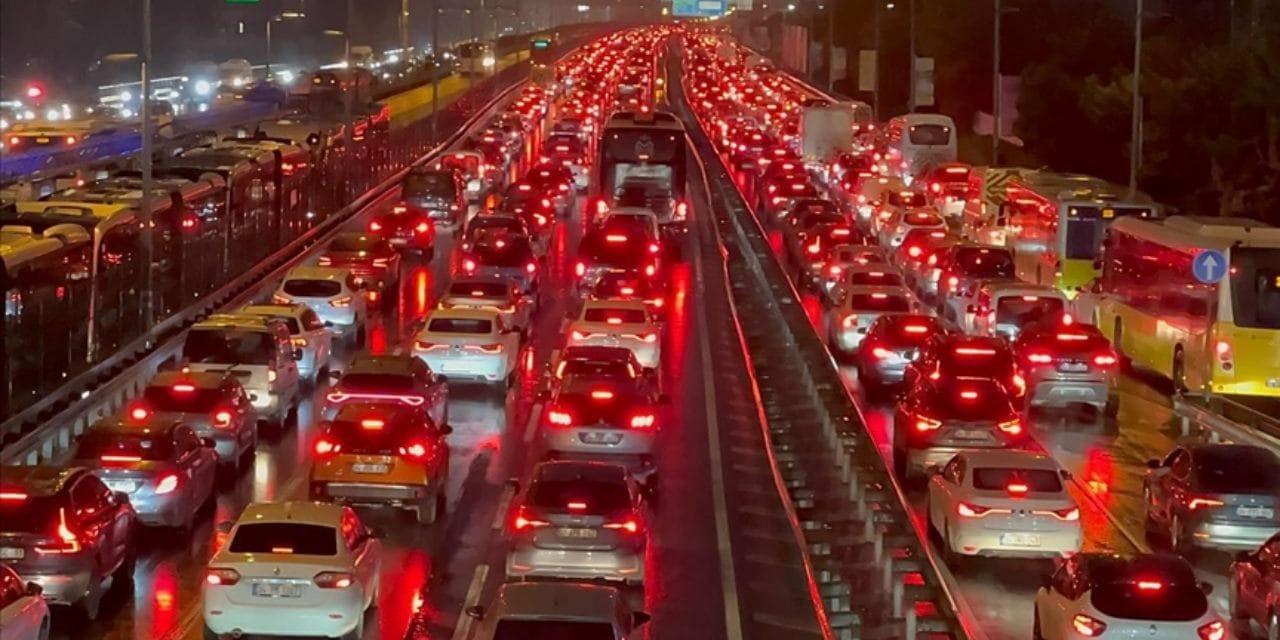 İstanbul’da Trafik Kilitlendi! Bu Yolları Kullanacaklara Önemli Uyarı!