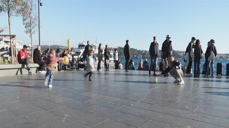 İstanbul’da yazdan kalma bir gün! Güneşli havayı fırsat bilenler sahillere akın etti 2 İstanbul’da yazdan kalma bir gün! Güneşli havayı fırsat bilenler sahillere akın etti