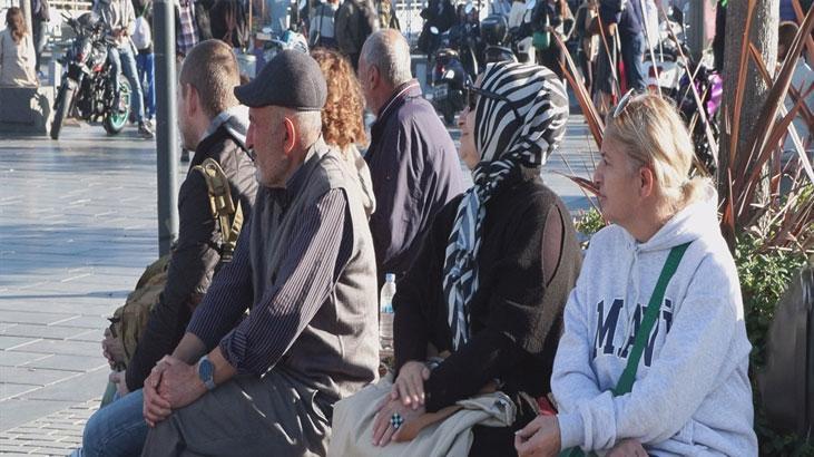 İstanbul’da yazdan kalma bir gün! Güneşli havayı fırsat bilenler sahillere akın etti 4 İstanbul’da yazdan kalma bir gün! Güneşli havayı fırsat bilenler sahillere akın etti