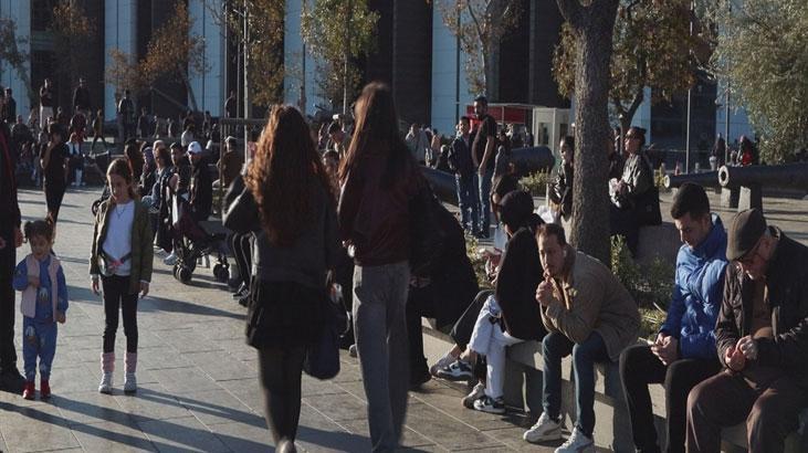 İstanbul’da yazdan kalma bir gün! Güneşli havayı fırsat bilenler sahillere akın etti 9 İstanbul’da yazdan kalma bir gün! Güneşli havayı fırsat bilenler sahillere akın etti