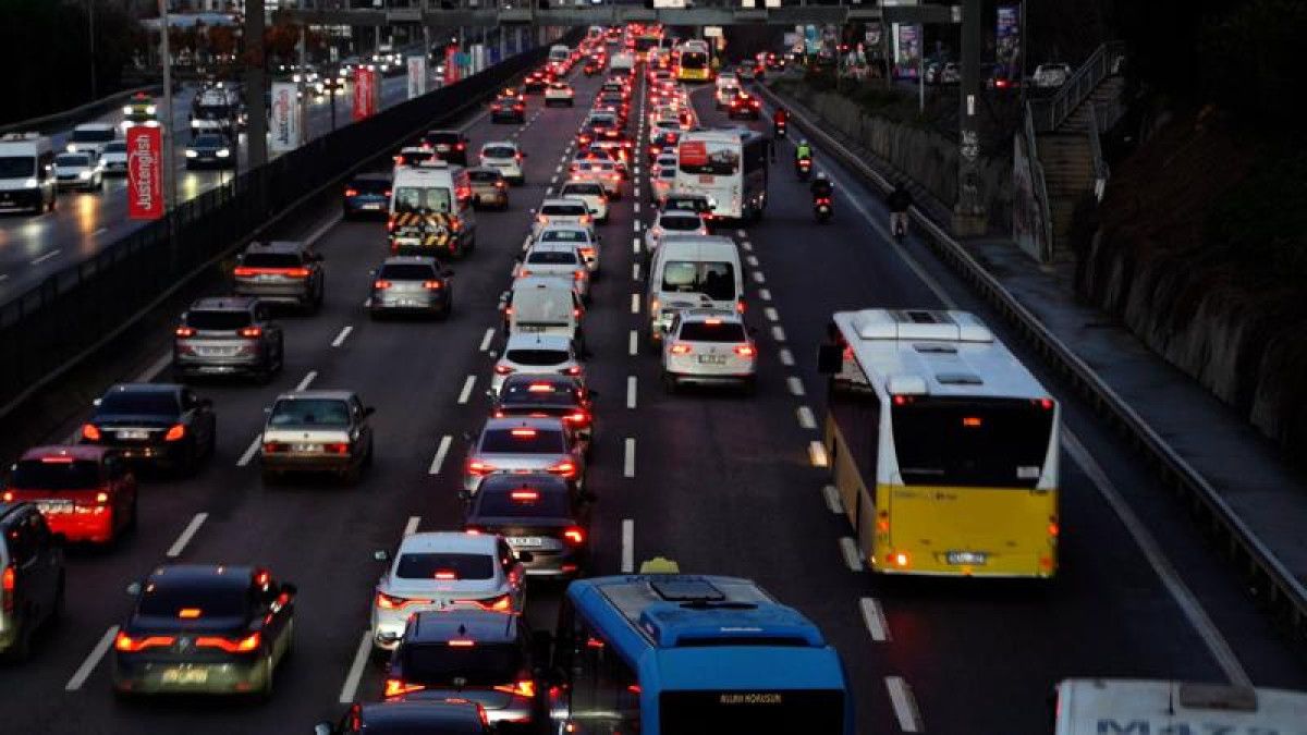 İstanbul'un Yağmurlu Trafik Labirenti: Yoğunluk Yüzde 90'a Dayandı!
