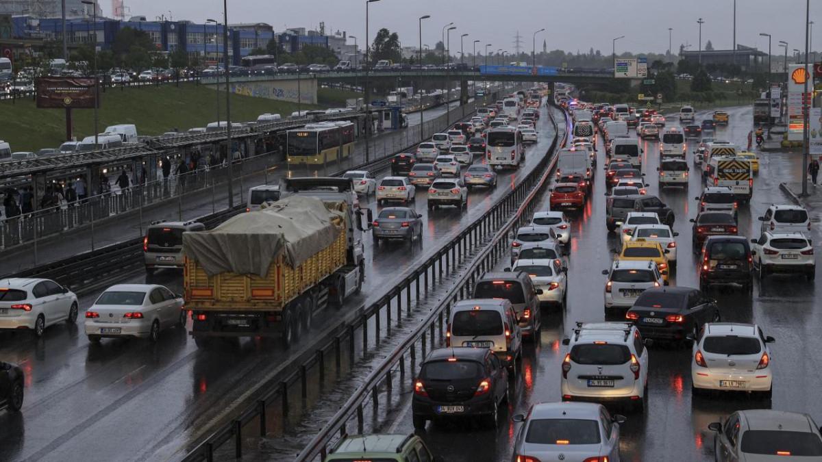İstanbul’un Yağmurlu Trafik Labirenti: Yoğunluk Yüzde 90’a Dayandı!