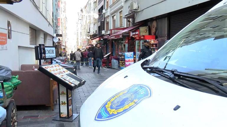 İstiklal Caddesi'nde silahlı kavga! 2 yaralı 3 İstiklal Caddesi'nde silahlı kavga! 2 yaralı