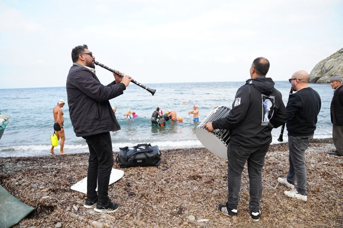 İsveçli Yüzücü Tammi'ye Türkiye'den Coşkulu Davul Zurna Uğurlaması 2 İsveçli Yüzücü Tammi'ye Türkiye'den Coşkulu Davul Zurna Uğurlaması