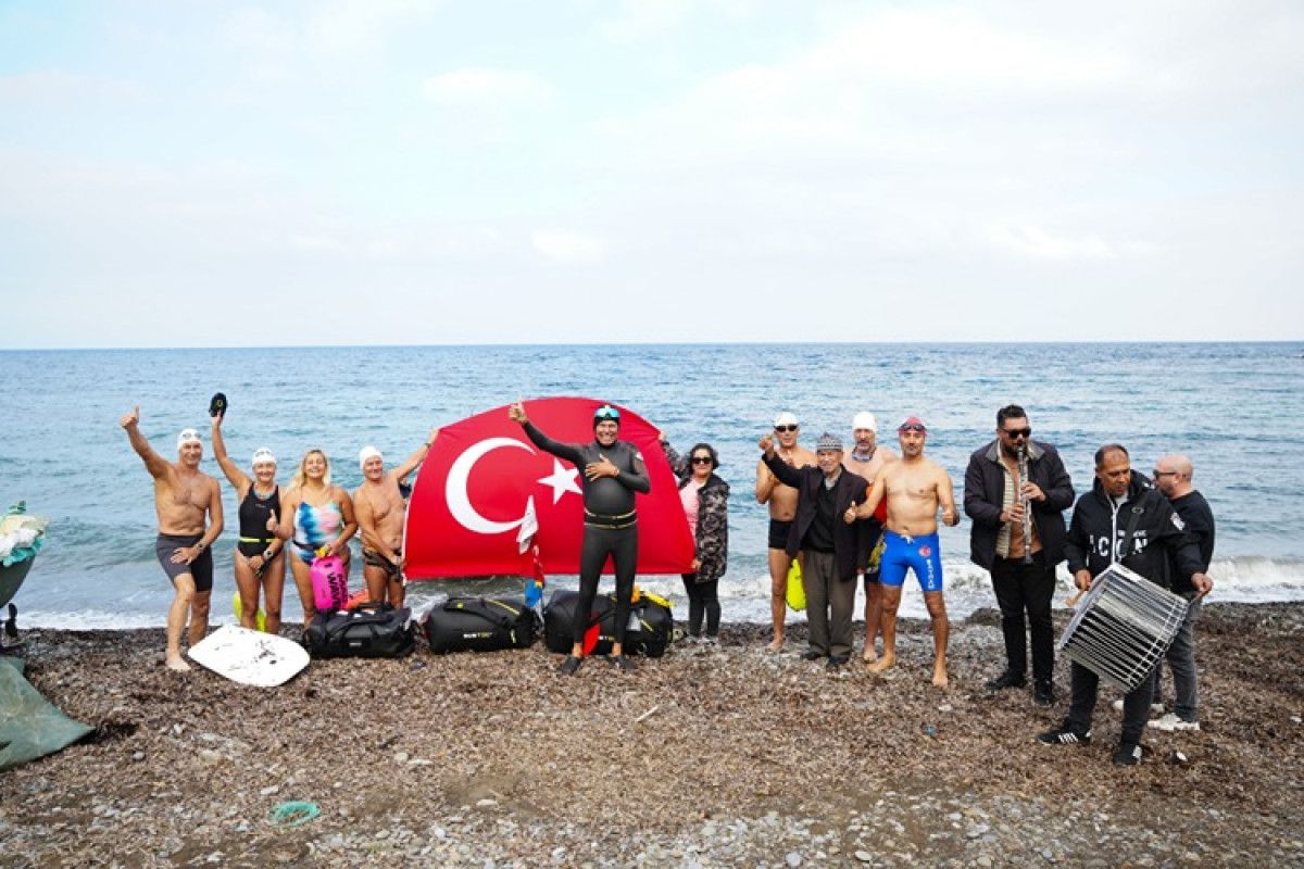 İsveçli Yüzücü Tammi'ye Türkiye'den Coşkulu Davul Zurna Uğurlaması 4 İsveçli Yüzücü Tammi'ye Türkiye'den Coşkulu Davul Zurna Uğurlaması