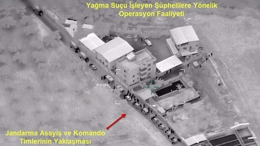 İzmir'de 'Saraçlar' çetesine operasyon: 1 milyar 800 milyonluk şok eden hesap hareketliliği 1 İzmir'de 'Saraçlar' çetesine operasyon: 1 milyar 800 milyonluk şok eden hesap hareketliliği