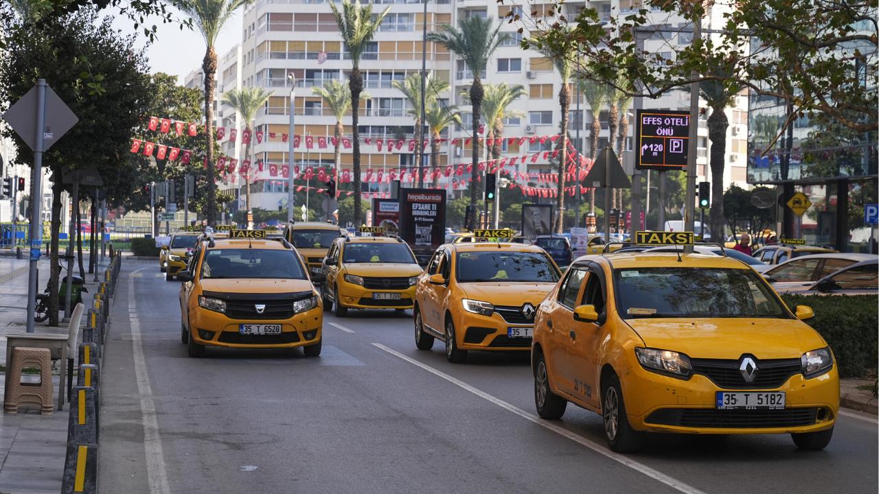 İzmir’de taksicilerden korsan taşımacılığa konvoylu tepki