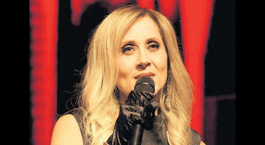 Kadife sesiyle Haliç’i inletti