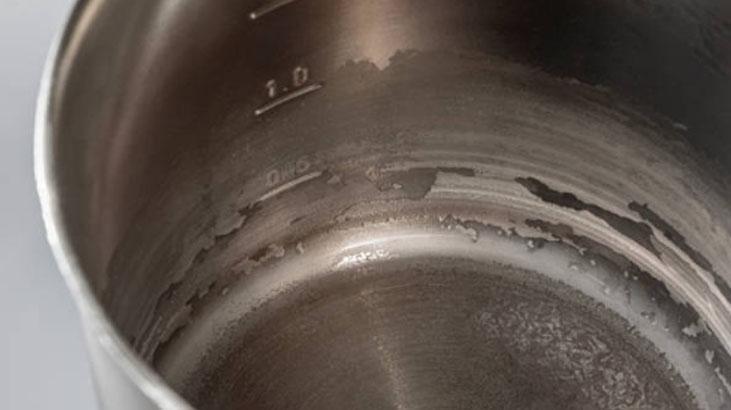 Kalaylamaya gerek yok! Tek hamlede çaydanlıklar ayna gibi parlayacak