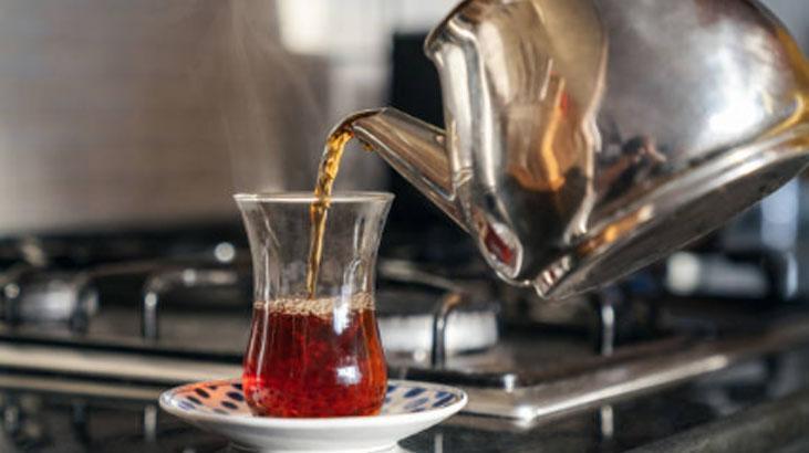 Kalaylamaya gerek yok! Tek hamlede çaydanlıklar ayna gibi parlayacak