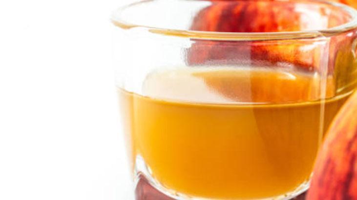 Kalaylamaya gerek yok! Tek hamlede çaydanlıklar ayna gibi parlayacak