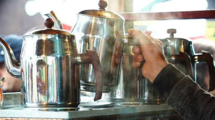 Kalaylamaya gerek yok! Tek hamlede çaydanlıklar ayna gibi parlayacak