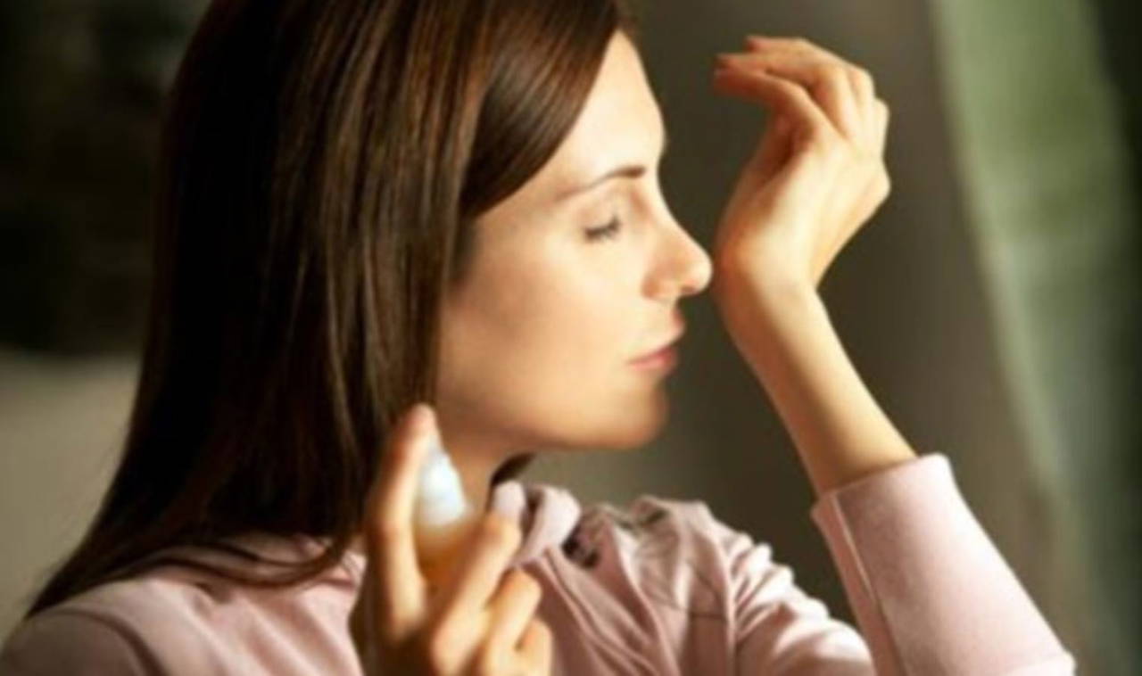 Kalıcı kokunun en tesirli formülü: Parfümünüzün kalıcılığını artırmanın 10 tesirli yolu 2 Kalıcı kokunun en tesirli formülü: Parfümünüzün kalıcılığını artırmanın 10 tesirli yolu