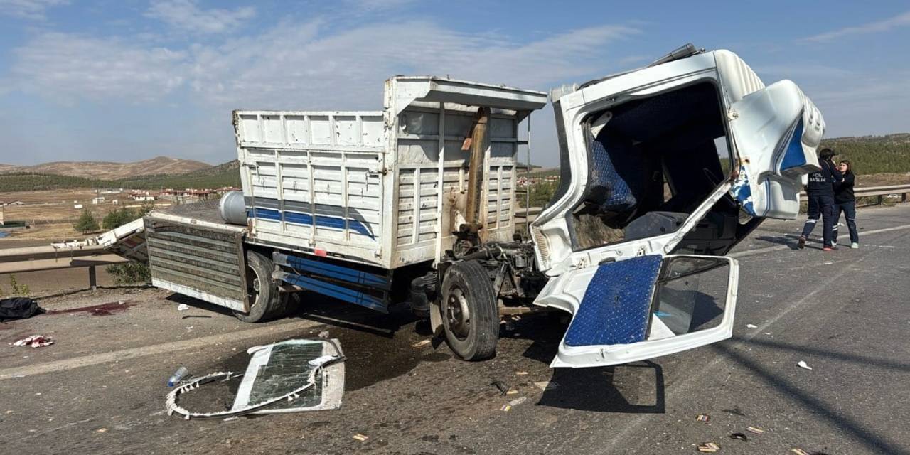 Kamyonetin Çarpıştığı TIR, Köprüden Uçarak Şok Yarattı! 1 Kamyonetin Çarpıştığı TIR, Köprüden Uçarak Şok Yarattı!