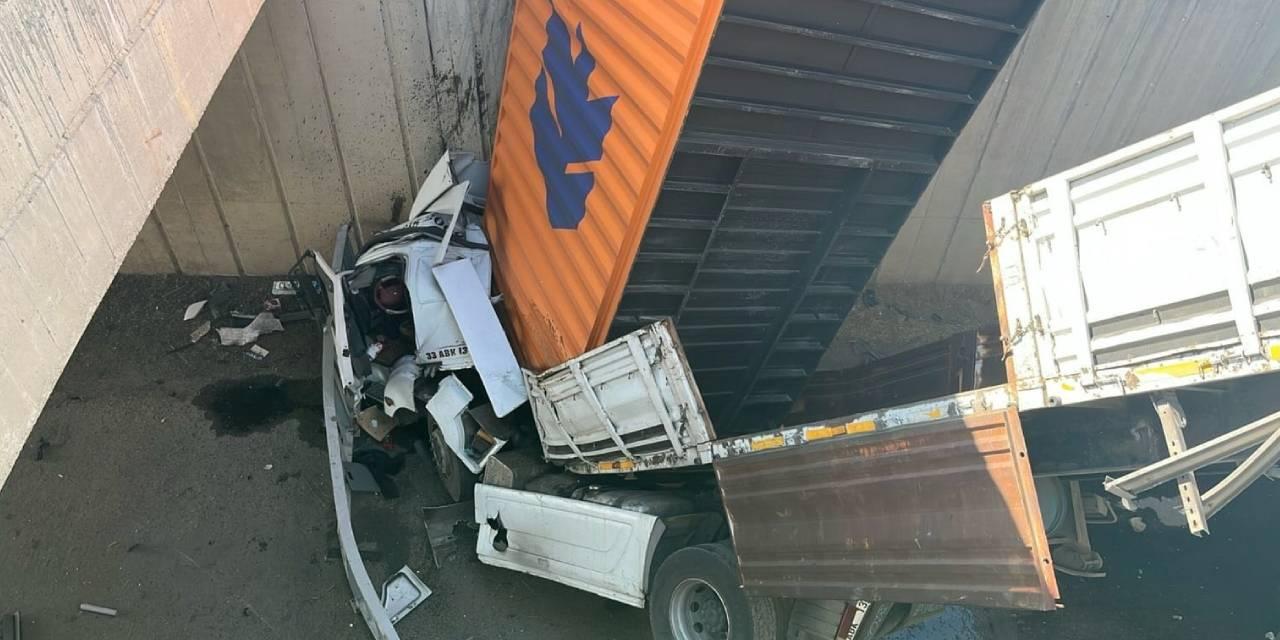 Kamyonetin Çarpıştığı TIR, Köprüden Uçarak Şok Yarattı!
