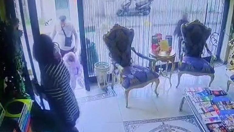 Kan kusarak taksiye sığındılar! Fatih'te zehirlenen Böcek ailesinin otele giriş görüntüleri ortaya çıktı 3 Kan kusarak taksiye sığındılar! Fatih'te zehirlenen Böcek ailesinin otele giriş görüntüleri ortaya çıktı
